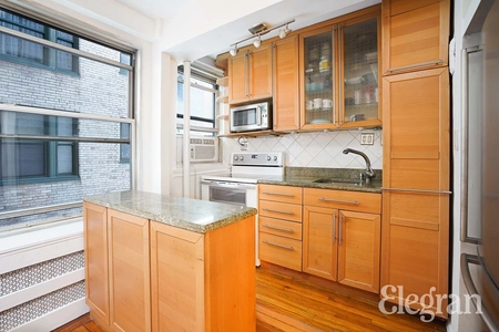 325 West 45th Street, Manhattan, NY