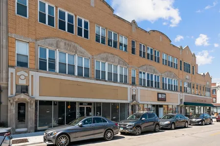 Commercial at 3036 North Lincoln Avenue, 