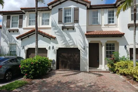 Townhouse for Sale at 970 Ne 29th Ter #970, Homestead,  FL 33033