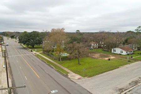 Commercial for Sale at 610 E Houston Street, Luling,  TX 78648