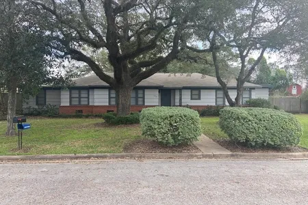 House for Sale at 2917 Avenue L, Bay City,  TX 77414