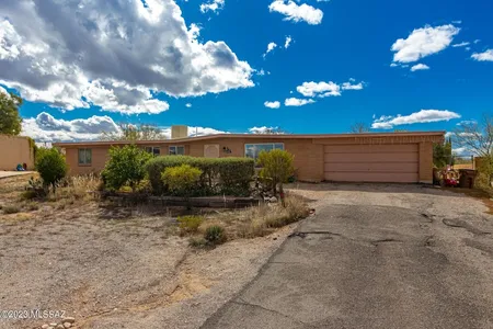House for Sale at 8701 N Placita De Reynaga, Oro Valley,  AZ 85704