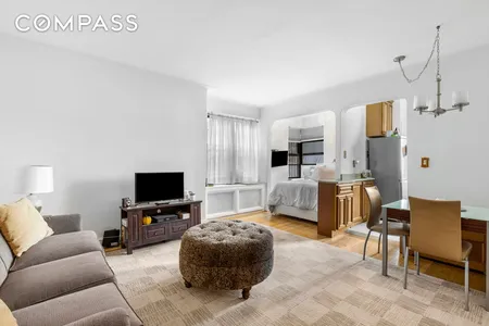 Unit for sale at 166 W 22nd St #4G, Manhattan, NY 10011