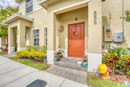 Townhouse for Sale at 556 Ne 5th St #556, Florida City,  FL 33034