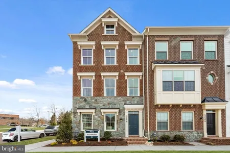 Townhouse for Sale at 5144 Ridgeview Retreat Dr, Chantilly,  VA 20151