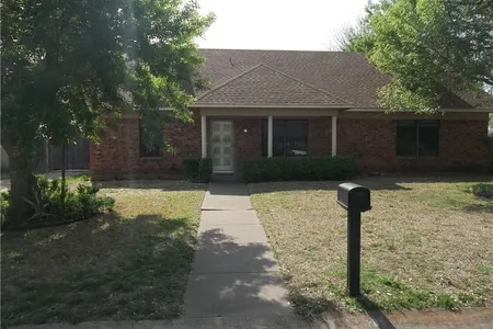 House for Sale at 113 Oklahoma Avenue, Hewitt,  TX 76643
