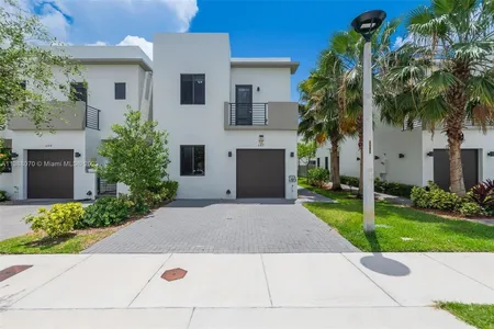 Townhouse for Sale at 467 Sw 91st Place, Miami,  FL 33174
