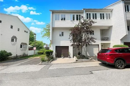 Unit for sale at 18 Grasmere Court, Staten  Island, NY 10305