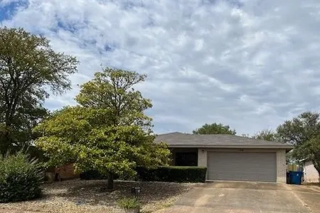 House for Sale at 136 Stephanie Dr, Kerrville,  TX 78028