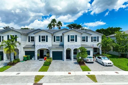 Townhouse for Sale at 1121 Se 27th Ter, Homestead,  FL 33035