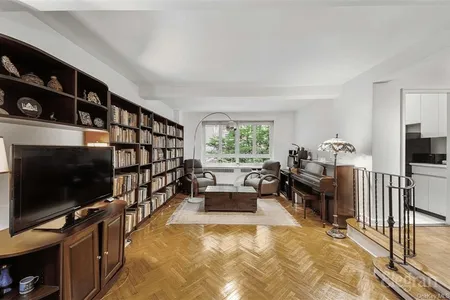 Unit for sale at 333 W 57th St, New York, NY 10019