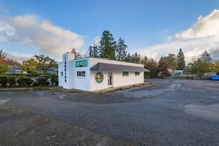 Unit for sale at 225 Rogue River Highway, Grants Pass, OR 97527