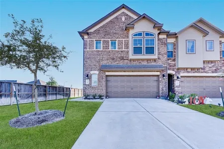 Unit for sale at 3702 Lancer Circle, Pearland, TX 77581