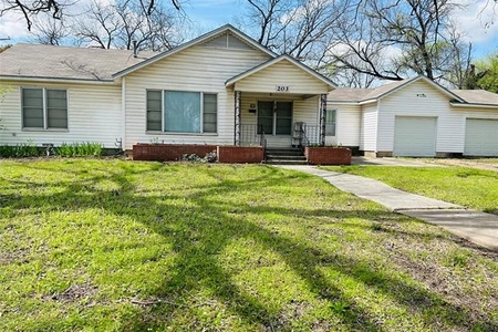 Unit for sale at 203 North Avenue H, Clifton, TX 76634