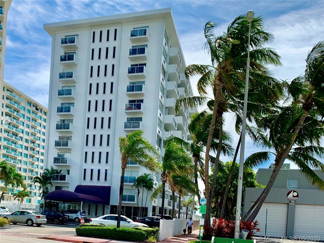 Photo of Unit 1009 at 5313 Collins Ave