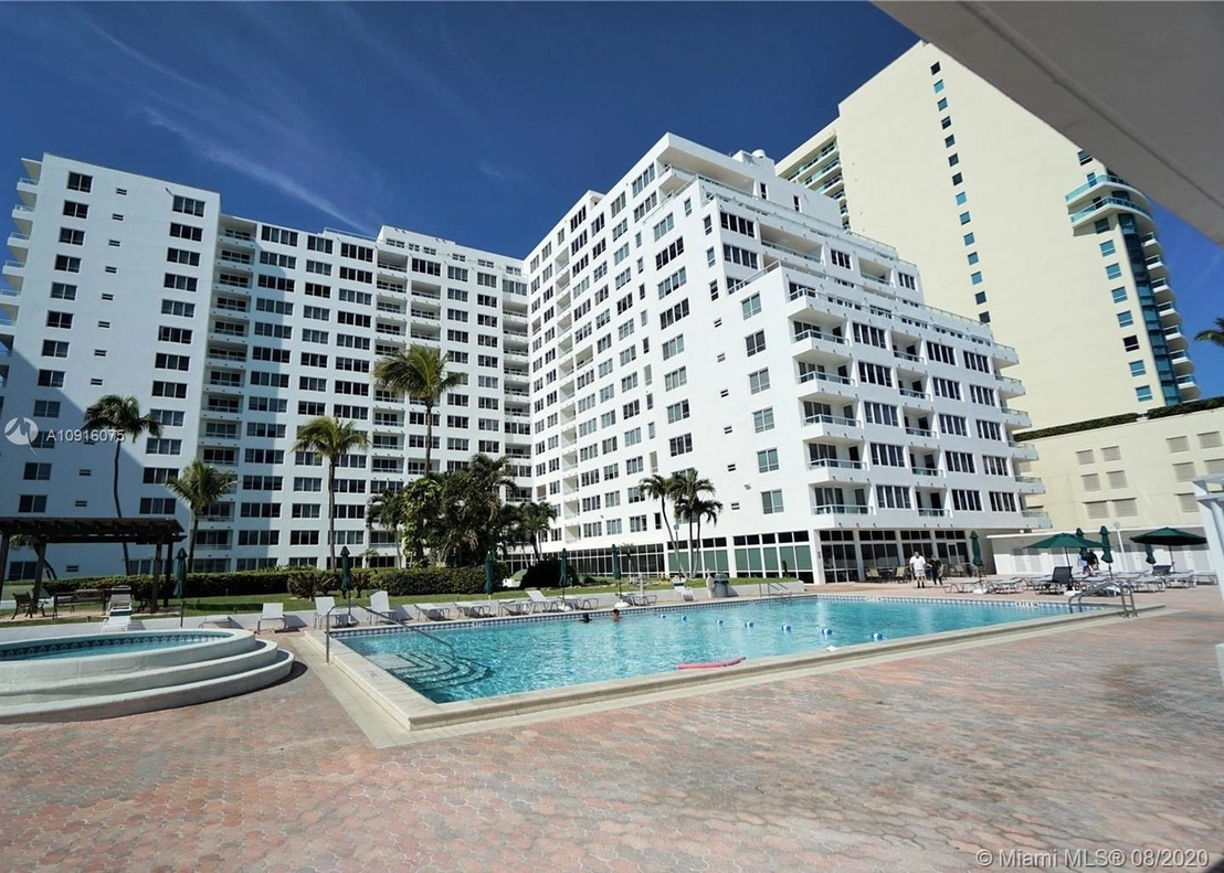 Photo of Unit 1108 at 5005 Collins Ave