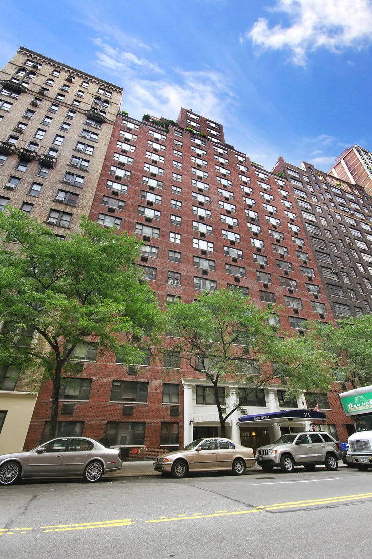 Outdoor, Streetview at Unit 11H at 315 E 72nd Street