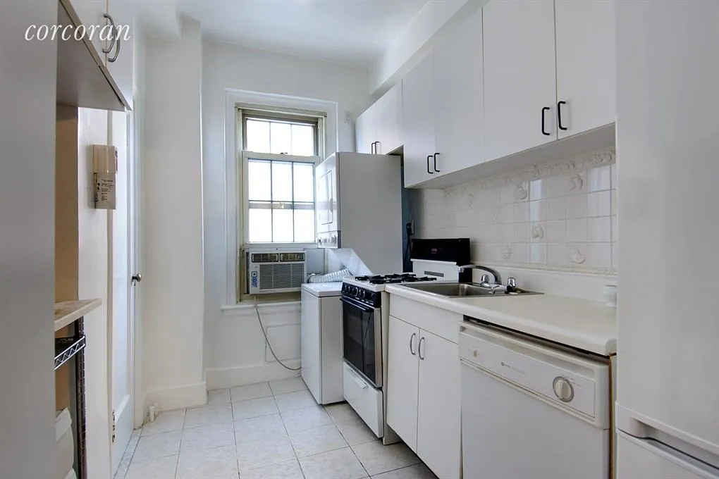 Kitchen at Unit 6C at 33 5TH Avenue