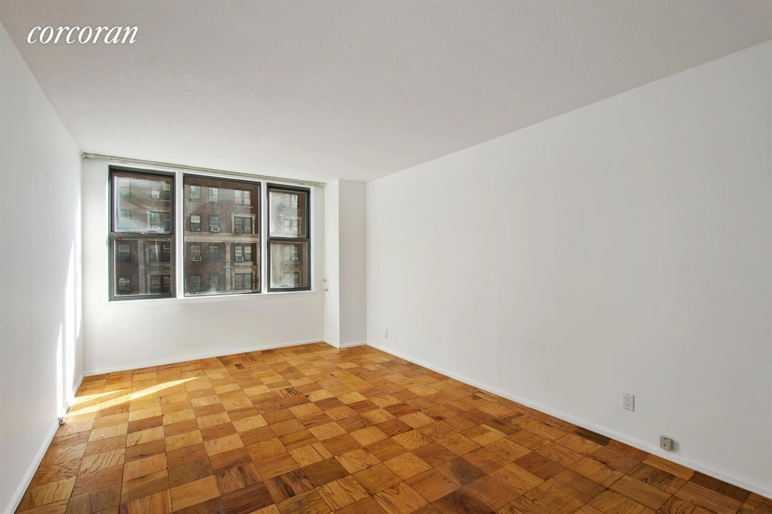 Photo of Unit 3G at 200 W 79th Street