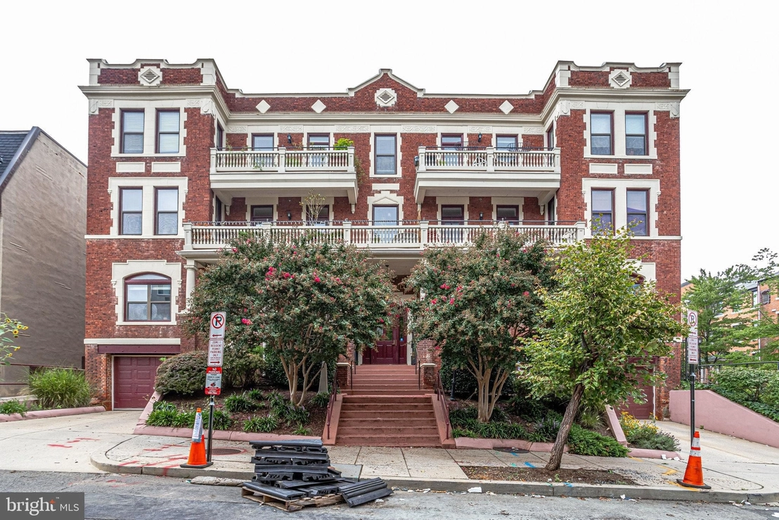 Photo of Unit 101 at 1419 CLIFTON STREET NW