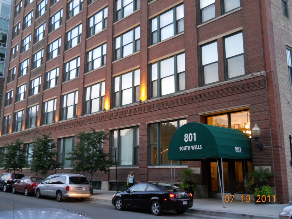Photo of Unit 604 at 801 S Wells Street