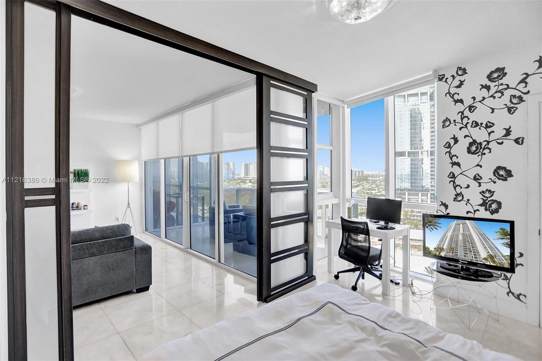 Photo of Unit 1504 at 18201 Collins Ave