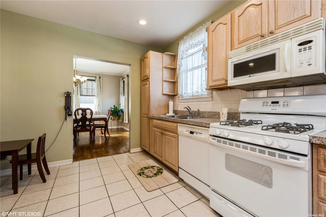 Kitchen, Dining at 548 Bell Street