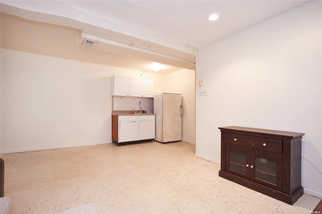 Empty Room at 3308 Colden Avenue