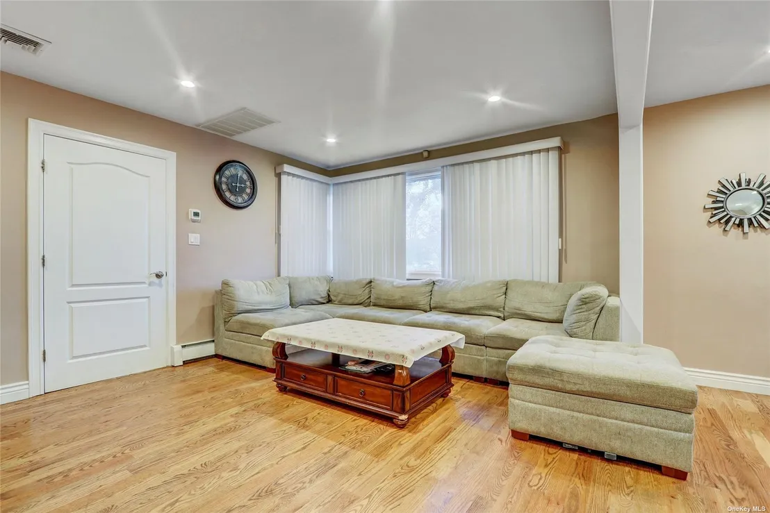 Livingroom at 260-08 80th Avenue