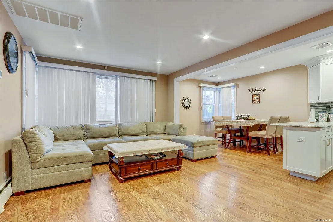 Livingroom at 260-08 80th Avenue