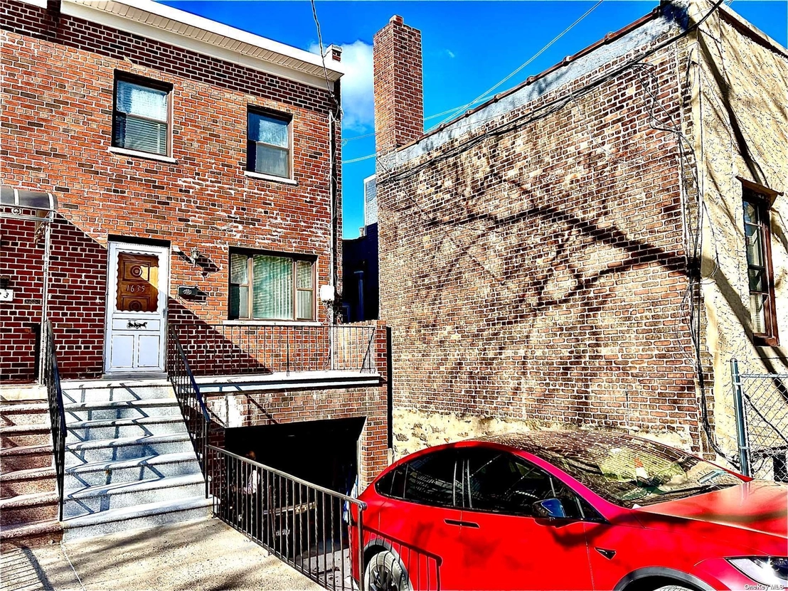 Outdoor, Streetview at 1635 Mayflower Avenue