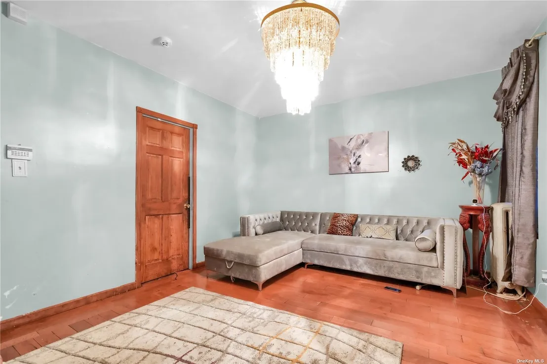 Livingroom at 293 Saratoga Avenue
