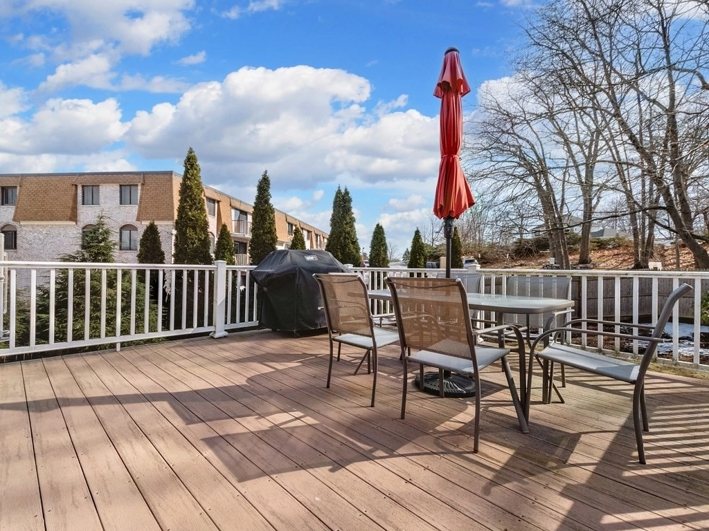 Outdoor, Terrace at 4 Hill Avenue