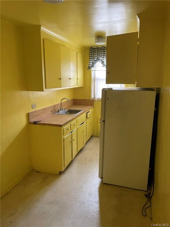 Kitchen at Unit 4F at 1480 Thieriot Avenue