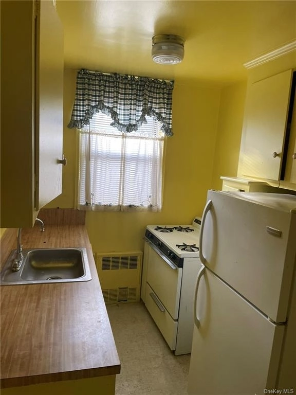 Kitchen at Unit 4F at 1480 Thieriot Avenue