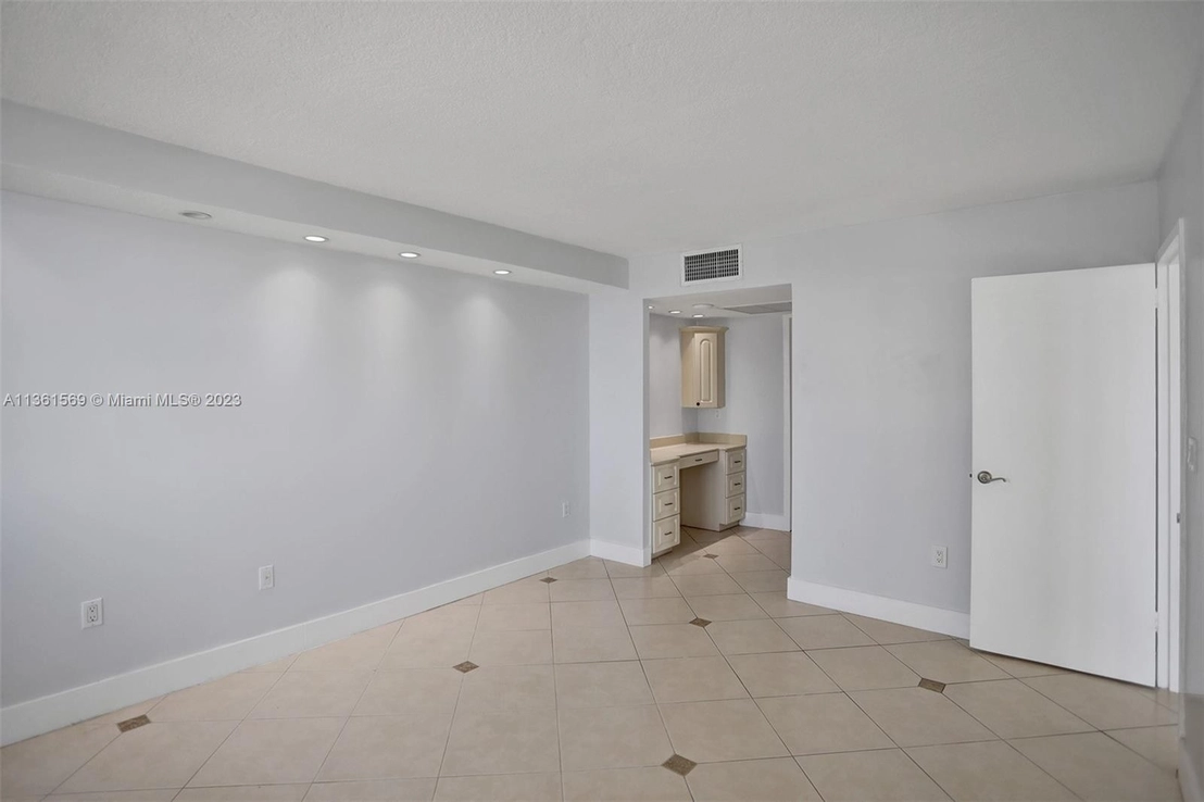 Photo of Unit 1014 at 5701 Collins Ave