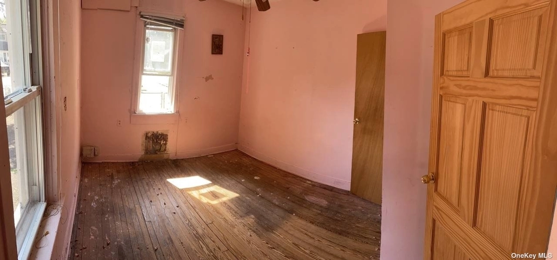Empty Room at 90 Manhattan Avenue