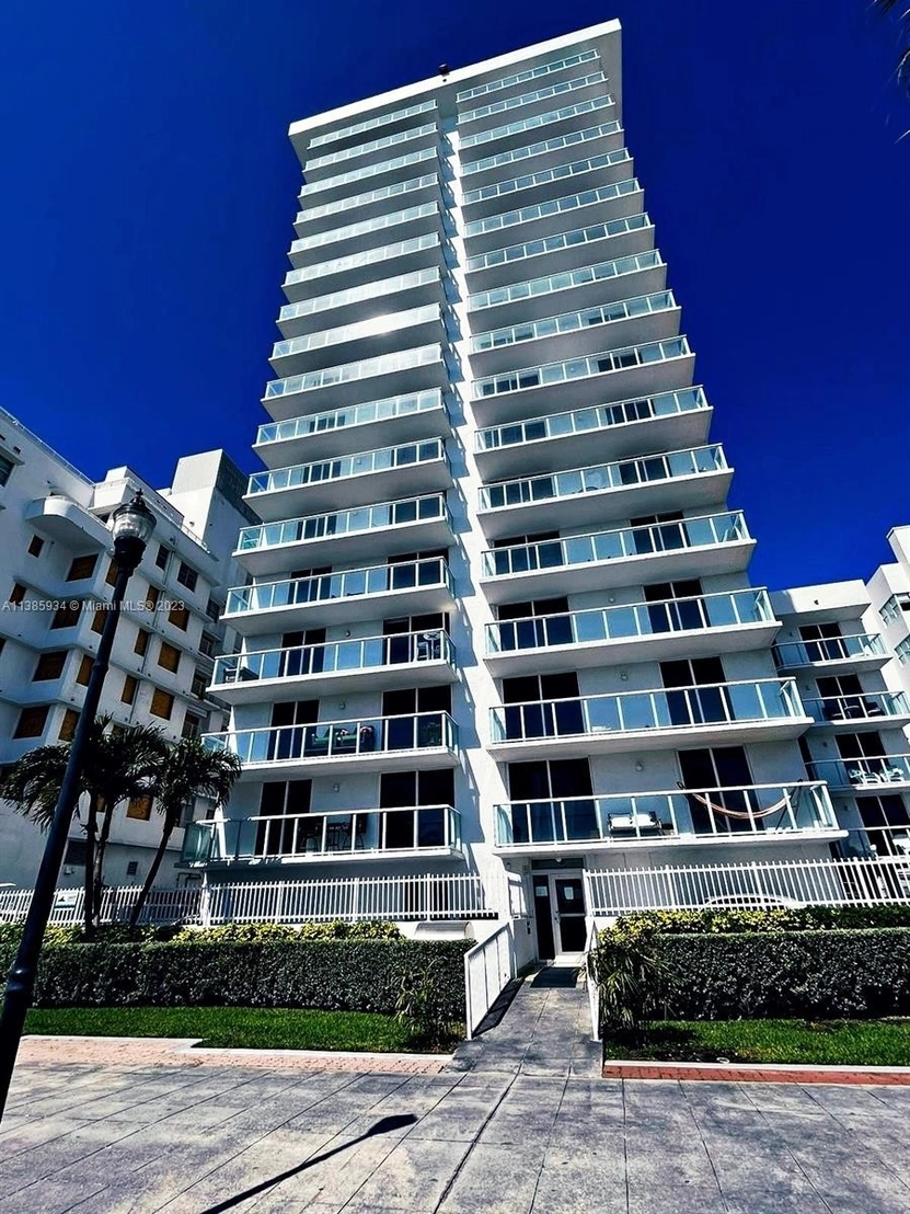 Photo of Unit 401 at 2457 Collins Ave
