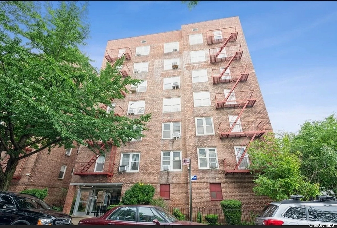 Outdoor, Streetview at Unit 3R at 33-04 91 Street