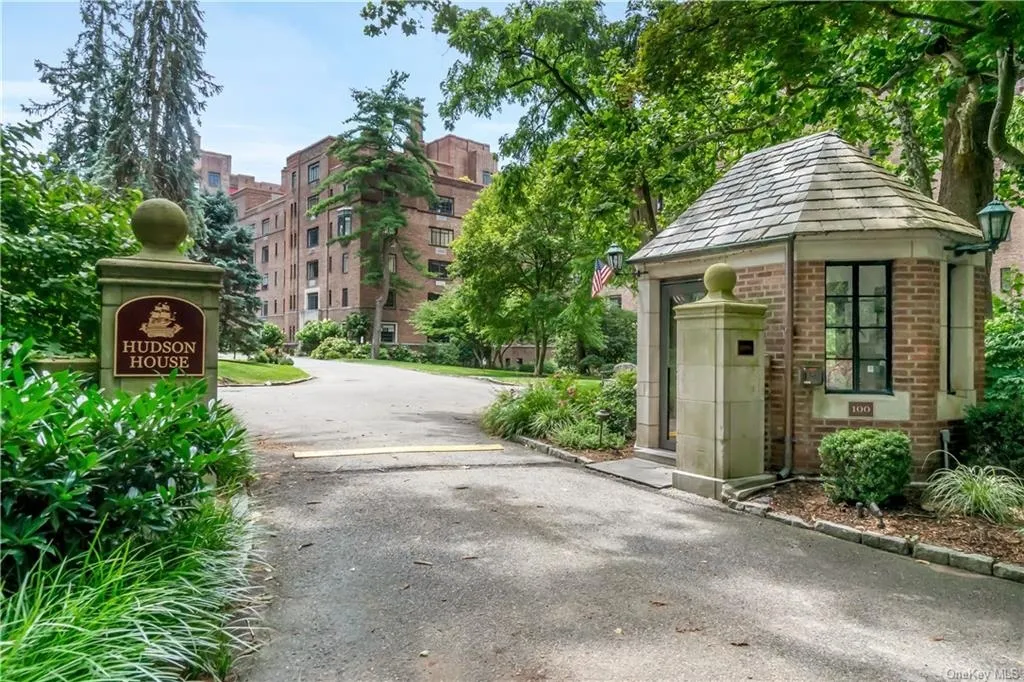 Outdoor, Streetview at Unit 2N at 100 Ardsley Avenue W