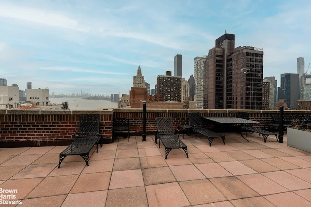Outdoor at Unit 7A at 20 SUTTON Place S