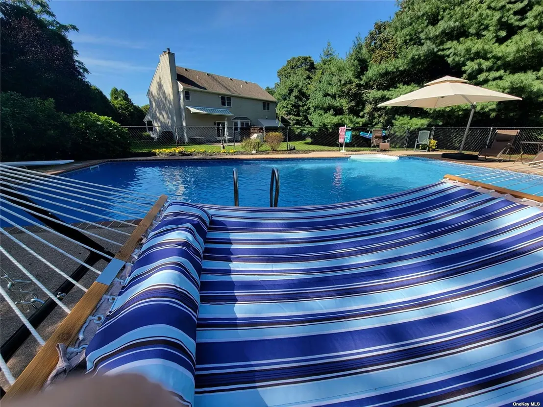 Outdoor, Pool at 139 Southfields Road