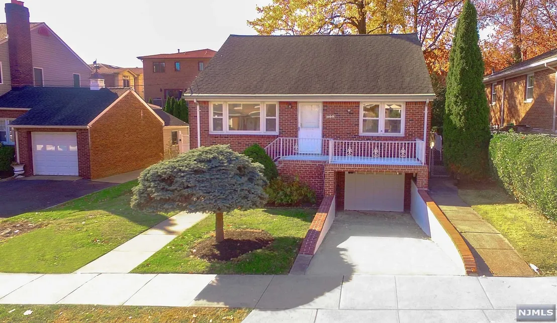 Outdoor, Streetview at 232 Warwick Avenue
