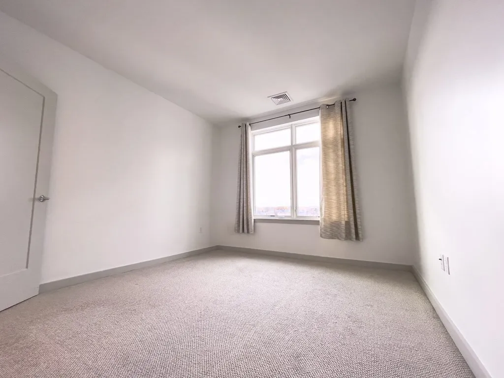 Empty Room at Unit 506 at 180 Telford St