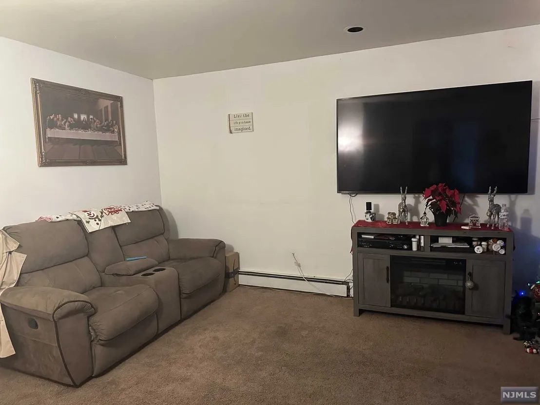 Livingroom at 69 Humboldt Street