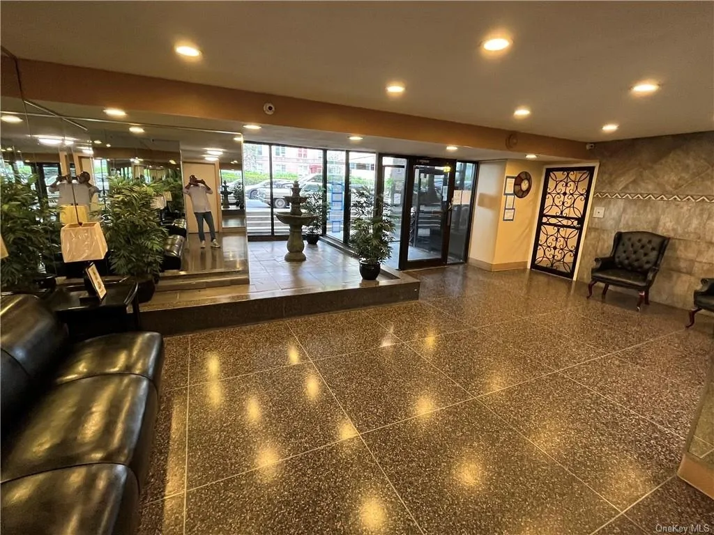 Lobby at Unit 3N at 665 Thwaites Place