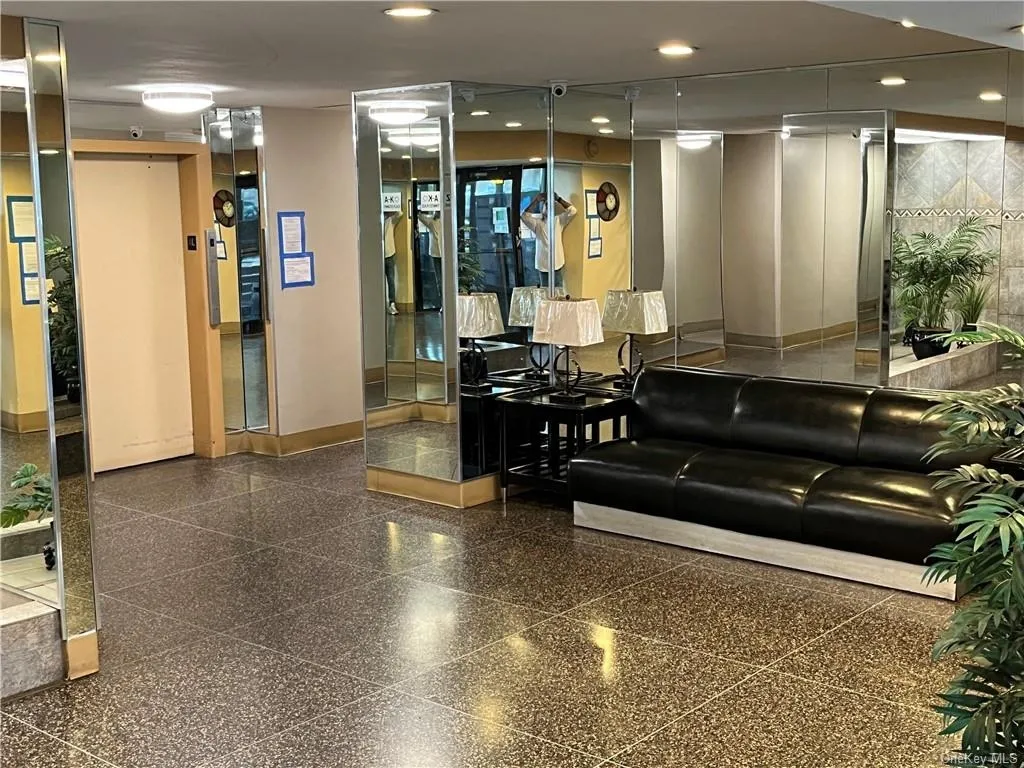 Lobby at Unit 3N at 665 Thwaites Place