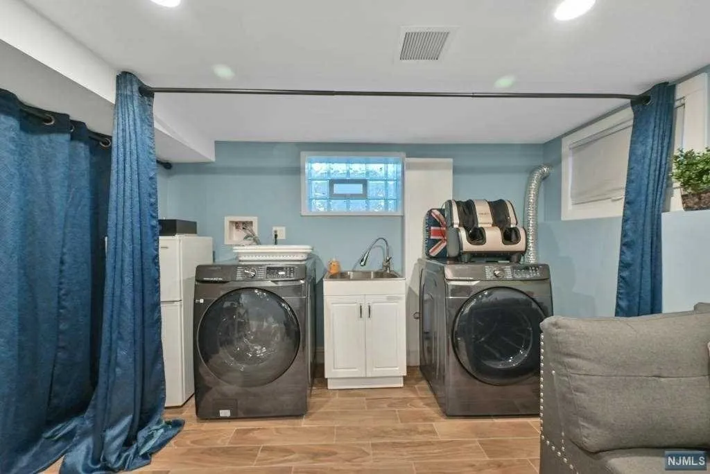 Laundry at 604 Lincoln Avenue