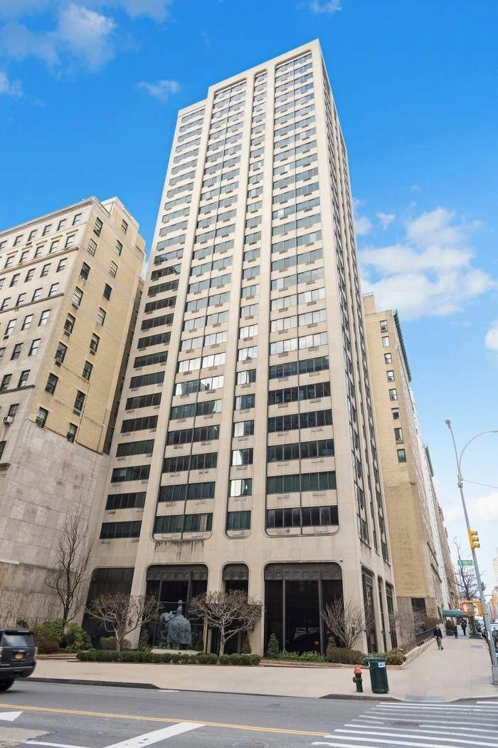 Outdoor, Streetview at Unit 21B at 900 Park Avenue