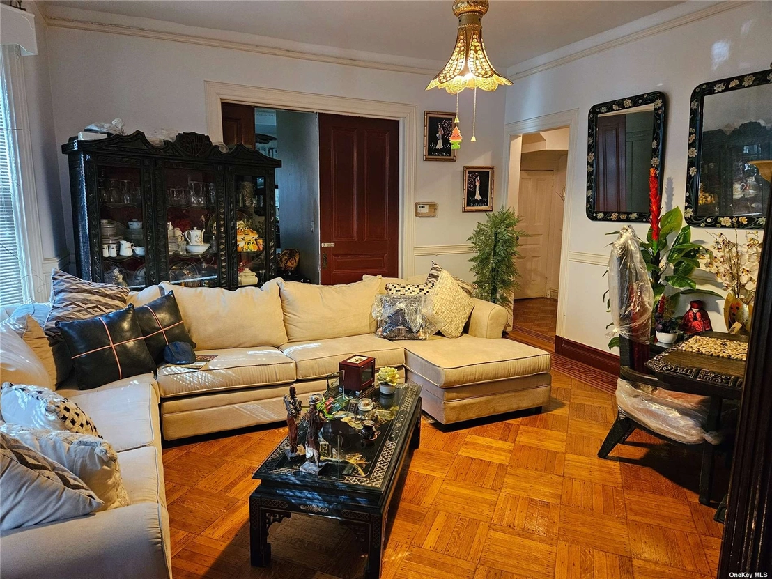 Livingroom at 2736 Kingsbridge Terrace